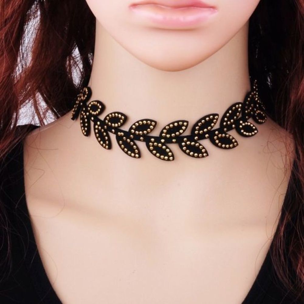 A Set of 3 Leaf Stud Choker